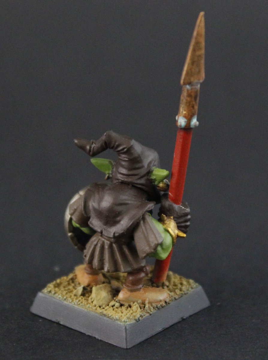 Luis (<a href="/LB_Puente/">Luis Puente</a>) me está enseñando a pintar miniaturas. La de la izquierda es la primera que he hecho yo, un gobling diseñado en el 88. La de la derecha es de Luis. PD: el escudo me ha quedado chulísimo aunque en la foto no se aprecia :(