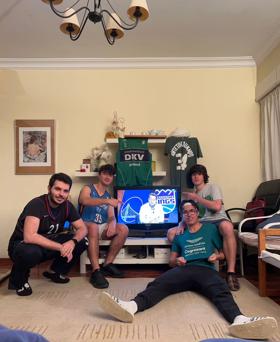 E_V_D_Melero's tweet photo. #TiempoDePlayoffs
Con el maestro Daimiel https://t.co/odbxdTjBfz