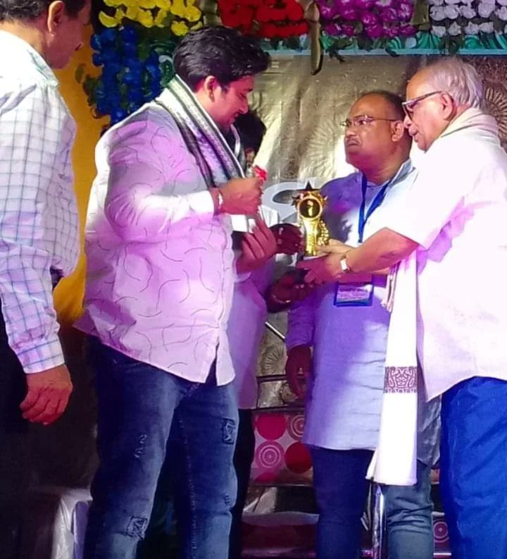 Deepak_Indipop's tweet photo. Today on the Auspicious Occasion of  Akshaya Tritiya being  Felicitated as 10th Board School Topper 1996 Batch on the occasion of Golden Jubilee  of My School "N.A.C Govt.High School" Nayagarh,Odisha.Completing 55 https://t.co/bcr4k4u4NW grateful to all my Teachers🙏 https://t.co/8eXAOuK61l