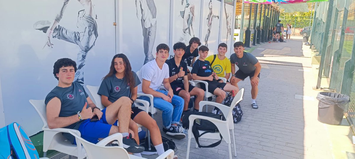 MaristasMalaga's tweet photo. Magnífico día de Torneo de Padel Solidario con motivo de la Semana de Solidaridad del colegio. Familias, alumnado, antiguos alumnos y profesores han pasado un día de convive y deporte estupendo.

#maristas #masqueaulas https://t.co/za2iVdPdnr