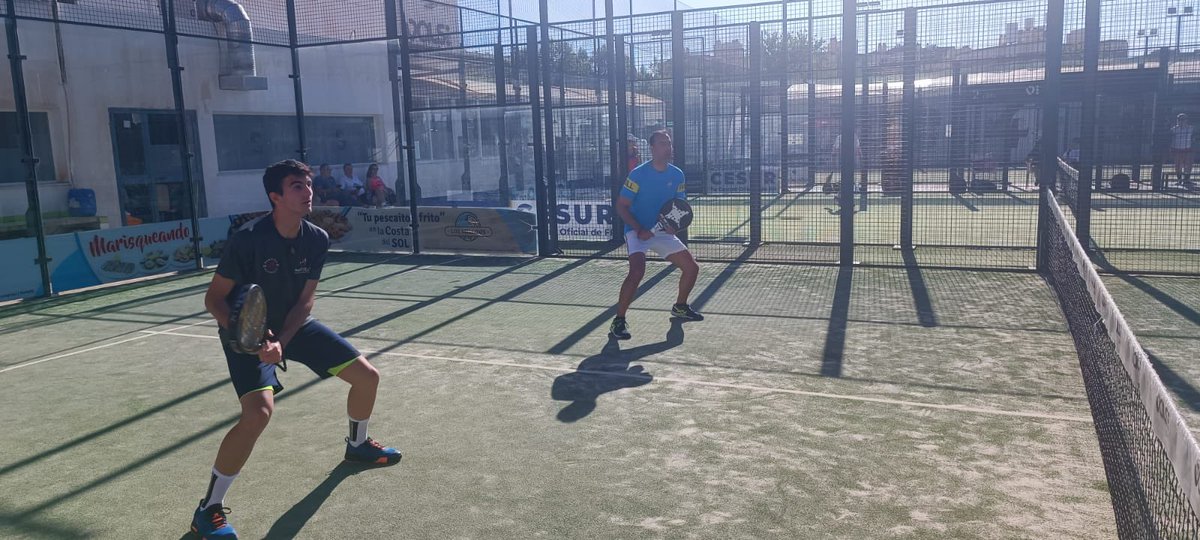 MaristasMalaga's tweet photo. Magnífico día de Torneo de Padel Solidario con motivo de la Semana de Solidaridad del colegio. Familias, alumnado, antiguos alumnos y profesores han pasado un día de convive y deporte estupendo.

#maristas #masqueaulas https://t.co/za2iVdPdnr