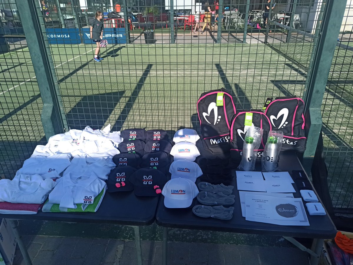 MaristasMalaga's tweet photo. Magnífico día de Torneo de Padel Solidario con motivo de la Semana de Solidaridad del colegio. Familias, alumnado, antiguos alumnos y profesores han pasado un día de convive y deporte estupendo.

#maristas #masqueaulas https://t.co/za2iVdPdnr