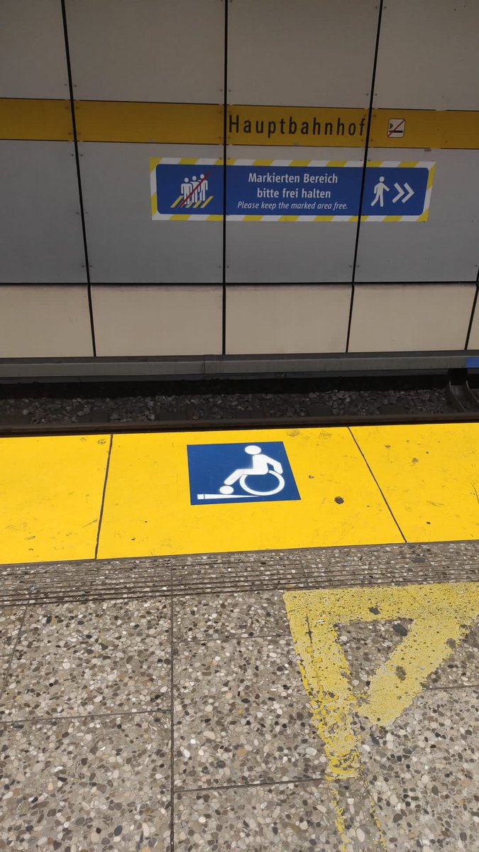 JenniferReque's tweet photo. Esta señalización la podemos encontrar en la estación central de Múnich. Básicamente que la zona que se encuentra marcada quedé libre. Por otro lado ,la imagen del icono de persona con diversidad funcional nos informa que podrán acceder al vagón #sharediversitas #diversidaduoc https://t.co/0mcG4LgRsg