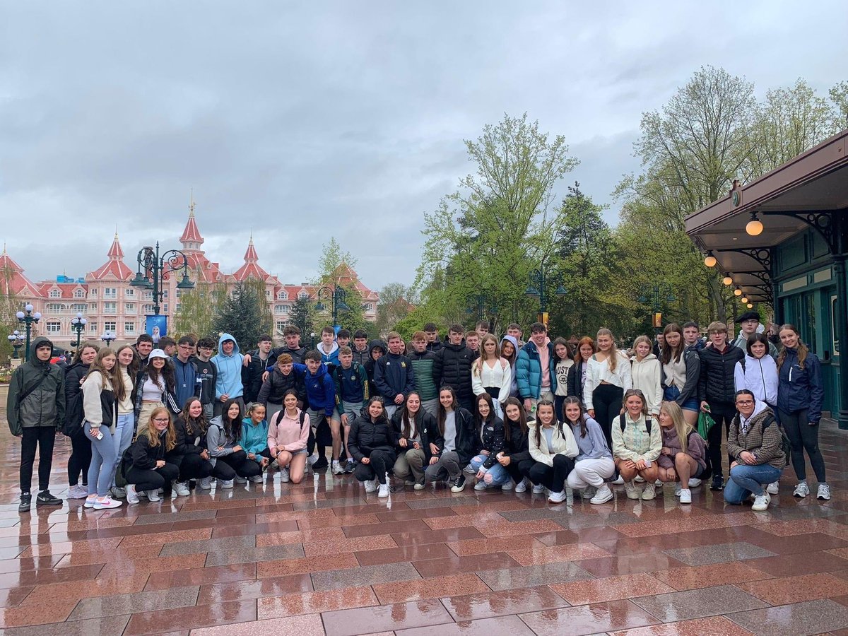 moatecs's tweet photo. Disneyland #TYTour https://t.co/dBGh2ef5Su