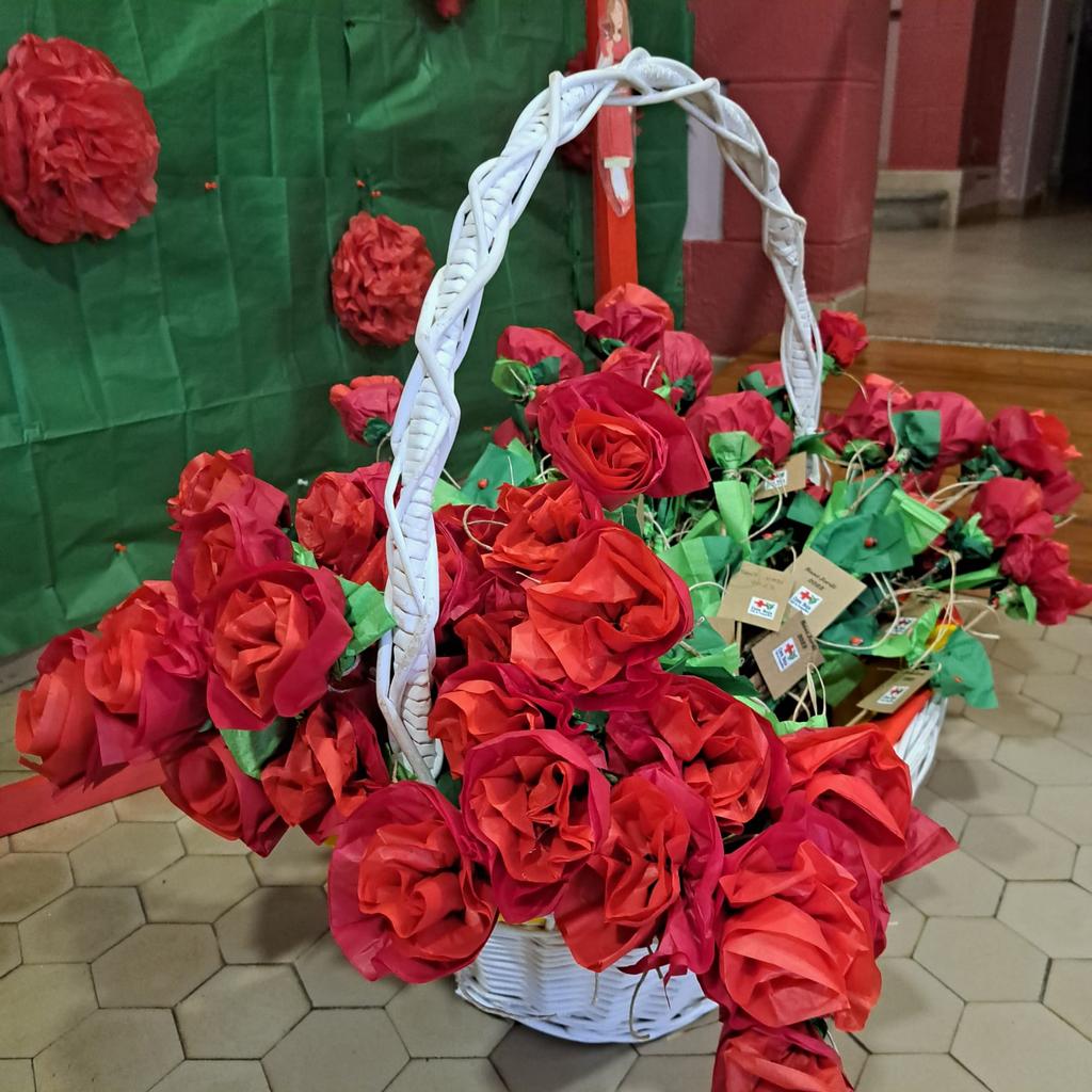 creurojacpd's tweet photo. Avui hem celebrat la diada de Sant Jordi amb els avis i avies de la Residencia Geriàtrica de #Camprodon https://t.co/p01GFYGlEo