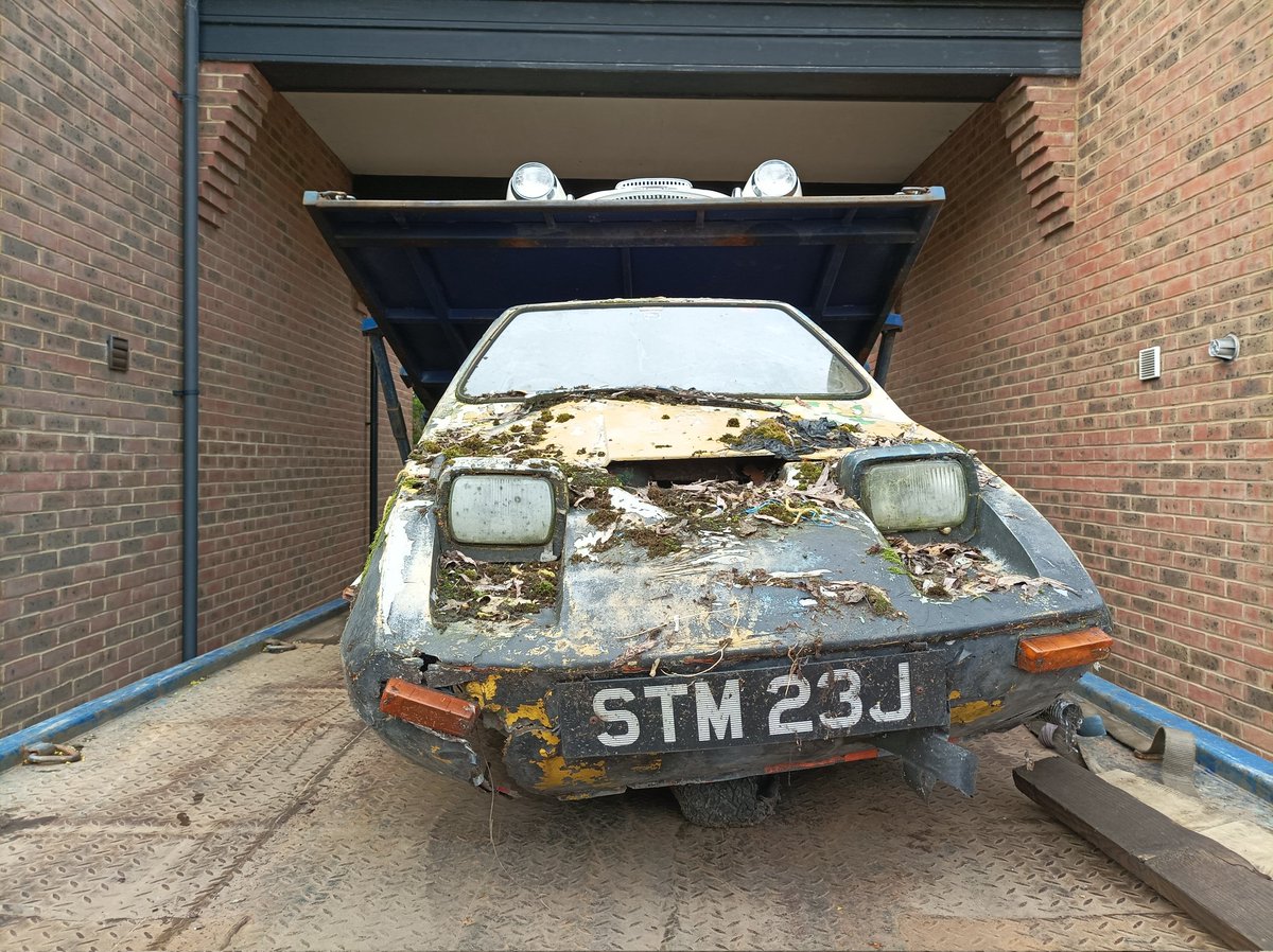 SimplyPaul's tweet photo. Today has been a day. There was the sound of splintering fibreglass, a lunchtime dash, jagged rusted chassis', dehydrated exhaustion, and this Oxford Comma.
#MovingOutMovingOn https://t.co/73itm8XdgL