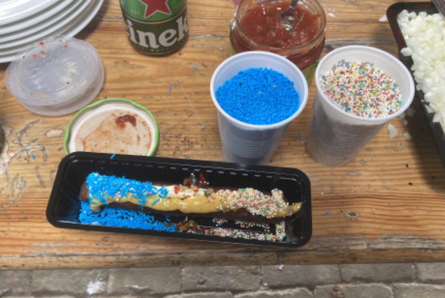 robbyssnacks's tweet photo. Wat doe je tijdens een vrijgezellen weekend? Juist….een eigen creatie maken van de ‘frikandel speciaal’.

Super leuk dat we hieraan mee konden werken en bedankt voor de leuke foto’s en jullie creativiteit 😂

#discosmurfdel #shoarmabuggledel #robbyssnacks #raalte https://t.co/o9uW58bbR3