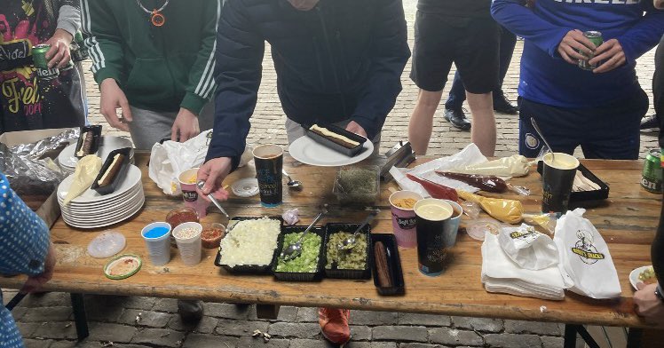 robbyssnacks's tweet photo. Wat doe je tijdens een vrijgezellen weekend? Juist….een eigen creatie maken van de ‘frikandel speciaal’.

Super leuk dat we hieraan mee konden werken en bedankt voor de leuke foto’s en jullie creativiteit 😂

#discosmurfdel #shoarmabuggledel #robbyssnacks #raalte https://t.co/o9uW58bbR3