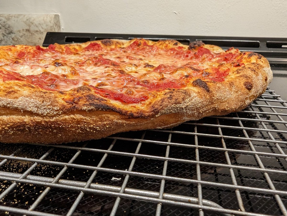 mizary's tweet photo. First attempt at NY style. #pizza #doughLife https://t.co/8yo7Mx3OHO