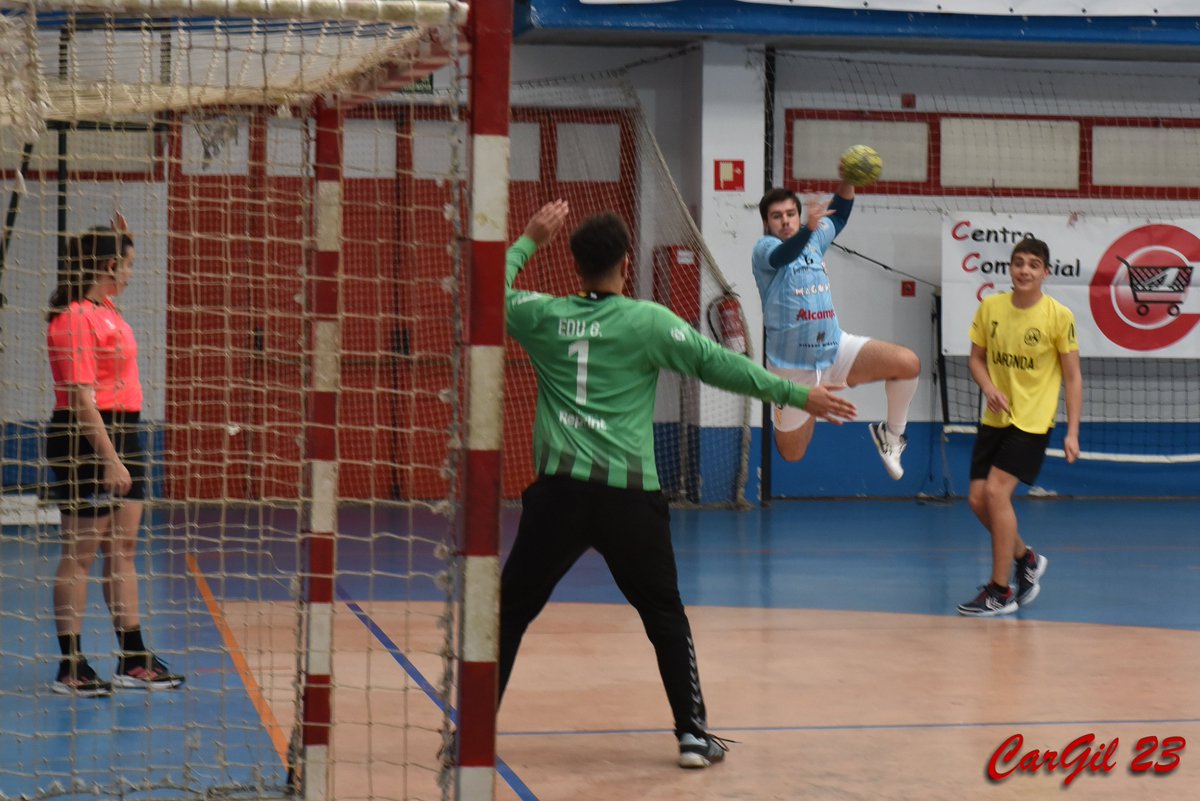 Decargil's tweet photo. Ya en https://t.co/AmlyrD1Okl LOS MOMENTOS de balonmano disfrutados esta mañana en el Coia Arena entre los equipos del @SeisdoNadal  y del balonman ARTEIXO en categoría 2ª autonómica masculina.
Nos vemos por las pistas AMIG@S. https://t.co/77kHLAmevu