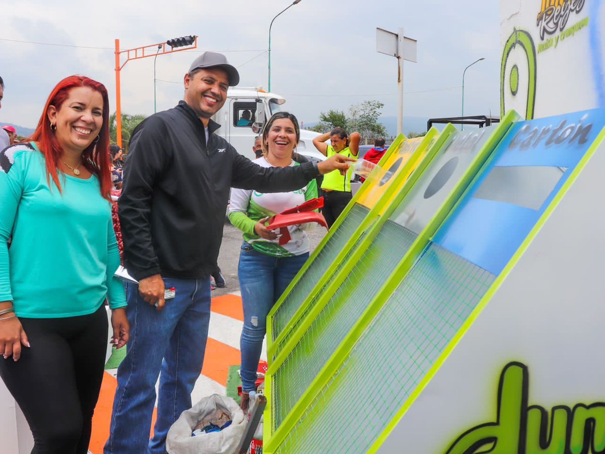 LuisJonasReyes's tweet photo. Hemos actividad un nuevo eco punto en la parroquia Concepción. Lo que anteriormente era un vertedero improvisado, ahora es un espacio para incentivar la cultural del reciclaje. Sigamos construyendo la ciudad ecológica!!! https://t.co/4jF9eTIsJj