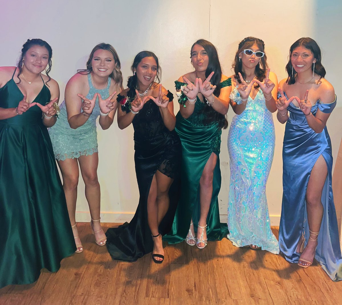 coach_vallejo's tweet photo. Prom 2023

my girls can’t only just ball on the field/court but they sure can show out!!! https://t.co/mWgMJznomY
