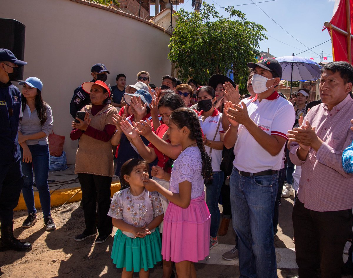 ManfredBolivia's tweet photo. Llegamos hasta la OTB San Simón para realizar la entrega del Asfalto Flexible de las vías de la zona, una obra prioritaria para los vecinos que mejorará los accesos y la fluidez vehicular. ¡Obras para #Cochabamba! 

#HILO5 ⬇️ https://t.co/KJs9NTDMem