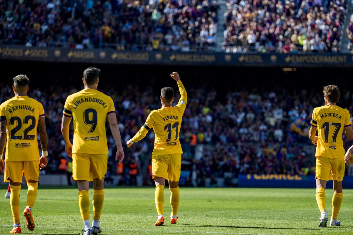 Notisportsss's tweet photo. 🇪🇦 #Barcelona y un nuevo triunfo para acercarse al título de #LaLiga. Con gol de Ferran Torres, fue 1-0 ante Atlético de Madrid. Mantiene la diferencia de 11pts sobre el RM.

Ter Stegen igualó el récord de vallas invictas en una temporada, que ostentaba Bravo, con 23 en la 14/15. https://t.co/RejkoGAfYe