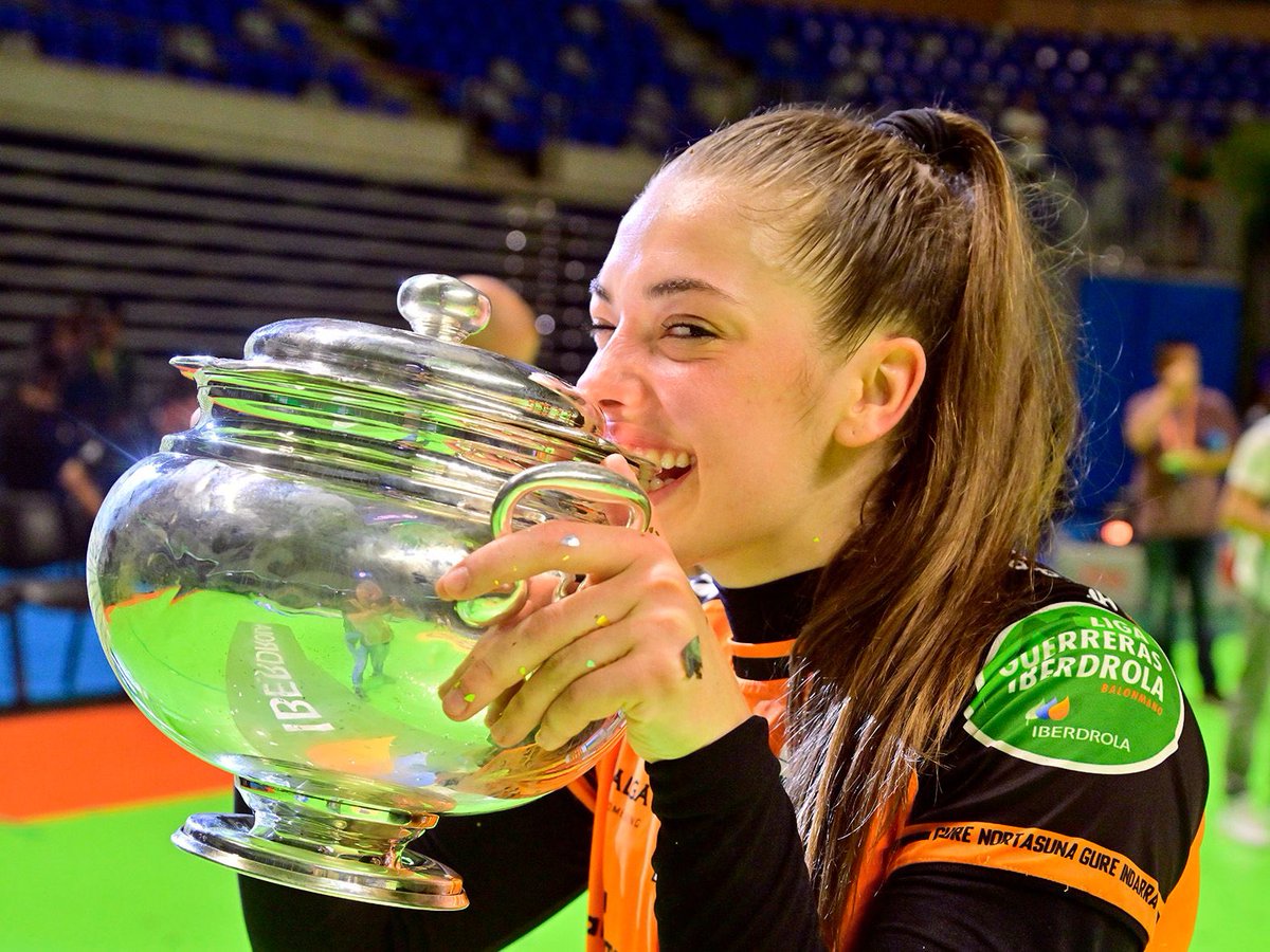 #BALONMANO: Estaba esperando esta foto de JL Recio para redondear el finde polideportivo. 
La de la petrerina PAULA ARCOS POVEDA con la CoPA DE LA REINA 2023 que ha ganado con el Bera Bera de Donostia-San Sebastián. 

Felicidades Paula, tu primer cetro estarás!