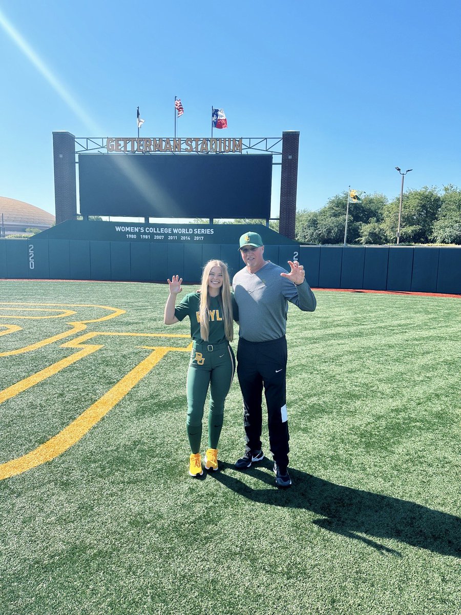 _gigilindsey's tweet photo. 💚 @BaylorSoftball @BUMoore @JohniganSteve @BUcoachNewman https://t.co/1Aem0TML2e