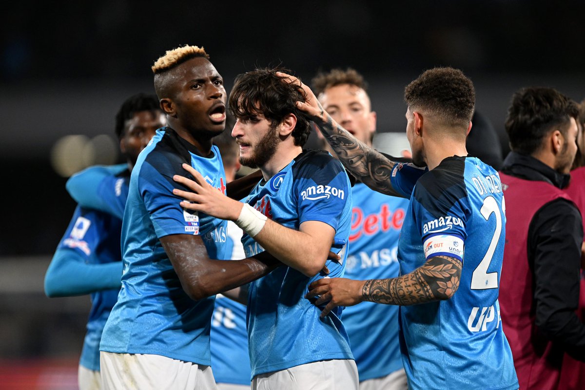 Notisportsss's tweet photo. 🇮🇹 #NAPOLI LE GANÓ 1-0 A LA JUVENTUS CON UN GOL AL MINUTO 93. 

- Si gana el próximo sábado frente a Salernitana de local y Lazio PIERDE o EMPATA con Inter (domingo), será CAMPEÓN de la Serie A después de 33 años. https://t.co/77fxltv9JZ