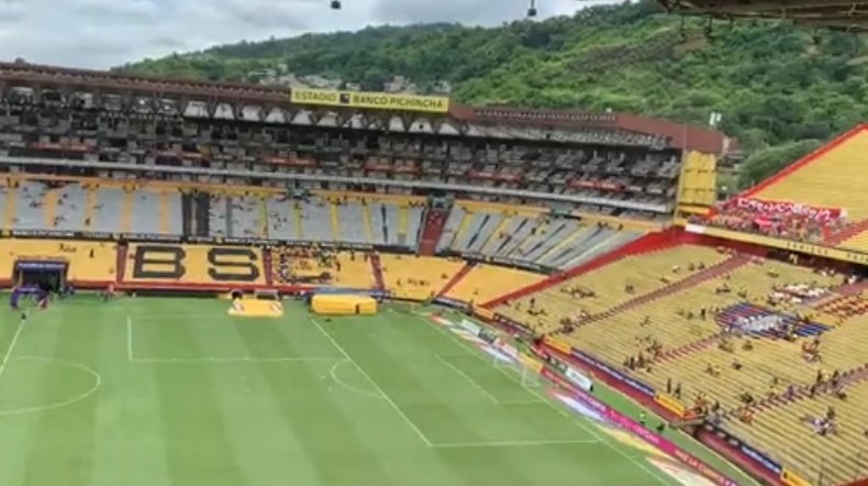 MarioloOrtegaL's tweet photo. Bsc vs Dep. Cuenca con estadio vacío y #Emelec en su peor momento siendo el que más gente llevo en 2022 y de lo que va el 2023. Ojalá los jugadores se den cuenta del cariño y la fidelidad del hincha con ellos y respondan con resultados. 💙 https://t.co/R927pUYdlR
