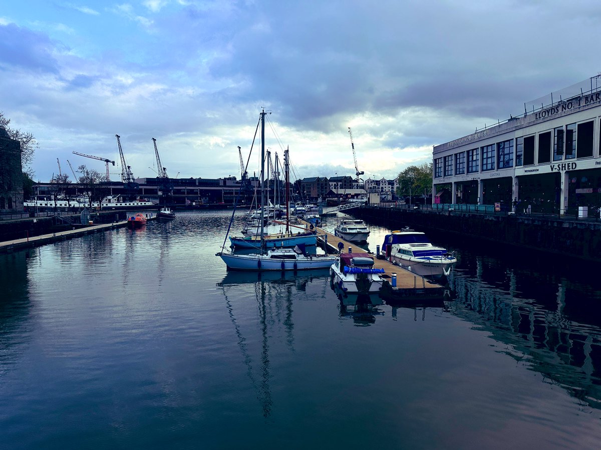 l_e_o_m_o_n's tweet image. Bristol Harbor 
Sunday eve
Happy day