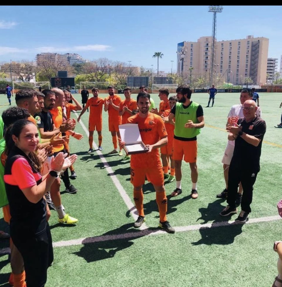 Hoy deja el fútbol uno de mis futbolistas favoritos. Cuando uno se hace entrenador sueña con poder entrenar futbolistas como <a href="/rbigas8/">Ramón Bigas Rigo</a> , solidario, inteligente, humilde y competitivo. El jugador que todo entrenador quiere tener. El <a href="/playasdcalvia/">Platges de Calvià</a> te echará  de menos Ramon.
