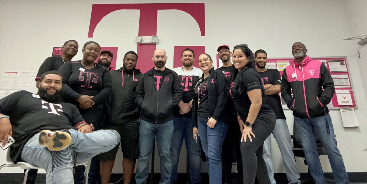 analove7's tweet photo. My Team just got bigger and better. 🙌🏻#teamhuddle #Go5Gplus @TMobile @andrewroberts91 @EddiePryor7 https://t.co/YnnUmP5NhF