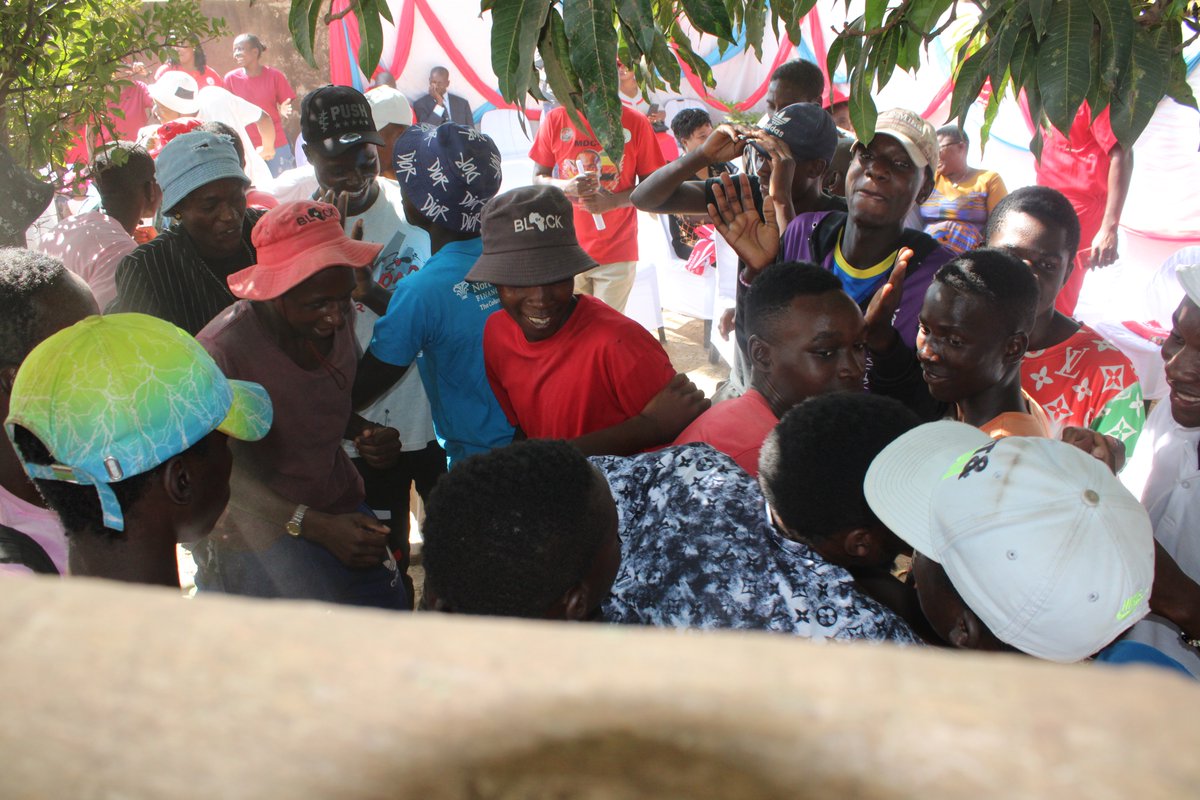 mdc263's tweet photo. #MidlandsNorth Assembly #MaYouthManyama refused to be outdone by their southern counterparts and had their chance for “morari” with President @DMwonzora
They unleashed “tsikamutanda” jingle and the rest was history….. https://t.co/ZGFpqcBUw3