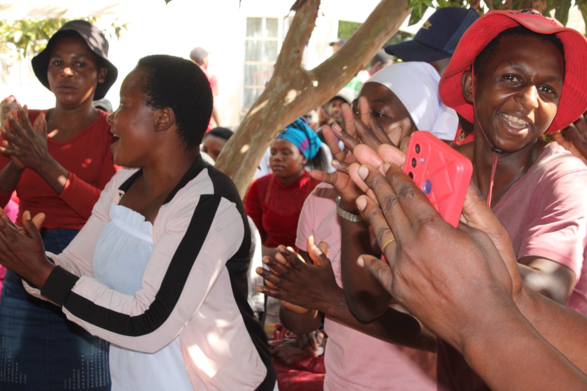 mdc263's tweet photo. #MidlandsNorth Assembly #MaYouthManyama refused to be outdone by their southern counterparts and had their chance for “morari” with President @DMwonzora
They unleashed “tsikamutanda” jingle and the rest was history….. https://t.co/ZGFpqcBUw3