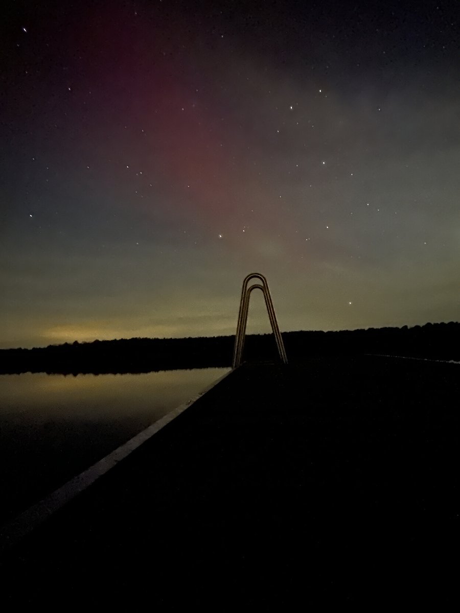 reckter's tweet photo. #polarlights believe it or not, shot on iPhone https://t.co/utSsBHse0j