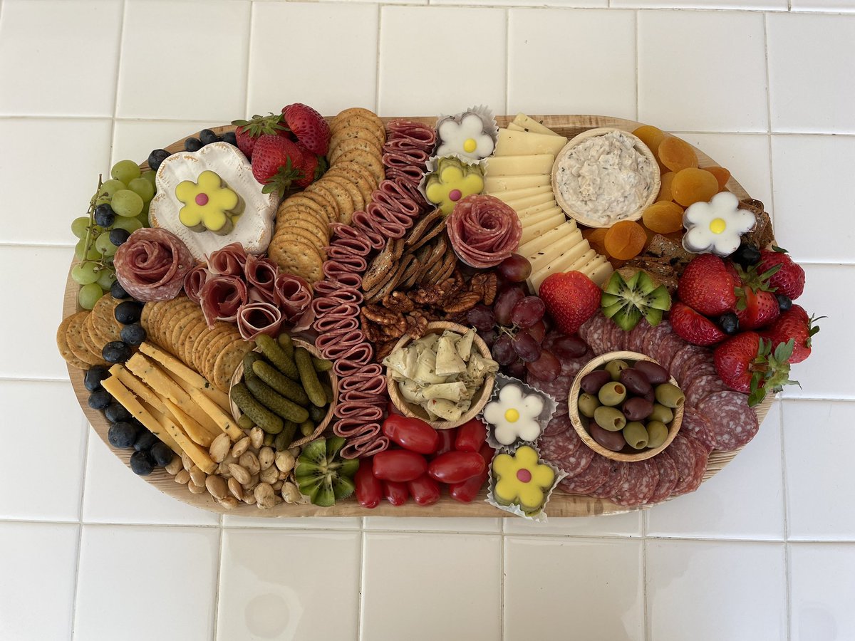 Another satisfied customer from last weekends delivery. #rachelsnoshboards 
#charcuterie #grazingboards 
#picnics #concerts