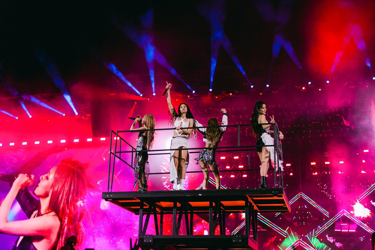 yourfriendandre's tweet photo. BLACKPINK by me 🖤💗📸 #PINKCHELLA #BLACKPINK #coachella @BLACKPINK https://t.co/CuFuxQ7Wxy