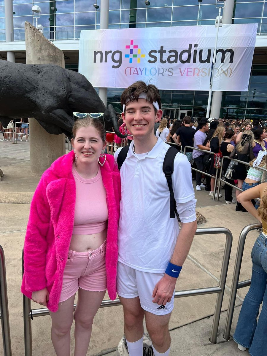 BrianaReports's tweet photo. Siblings who attended the @taylorswift13 concert at @nrgpark Friday night ran into car trouble on the way home. A suspected drunk driver hit and killed 20 y/o Jacob Lewis as he was trying to push their car off the shoulder of Hwy 59. (1/2) https://t.co/I93maV8s3l