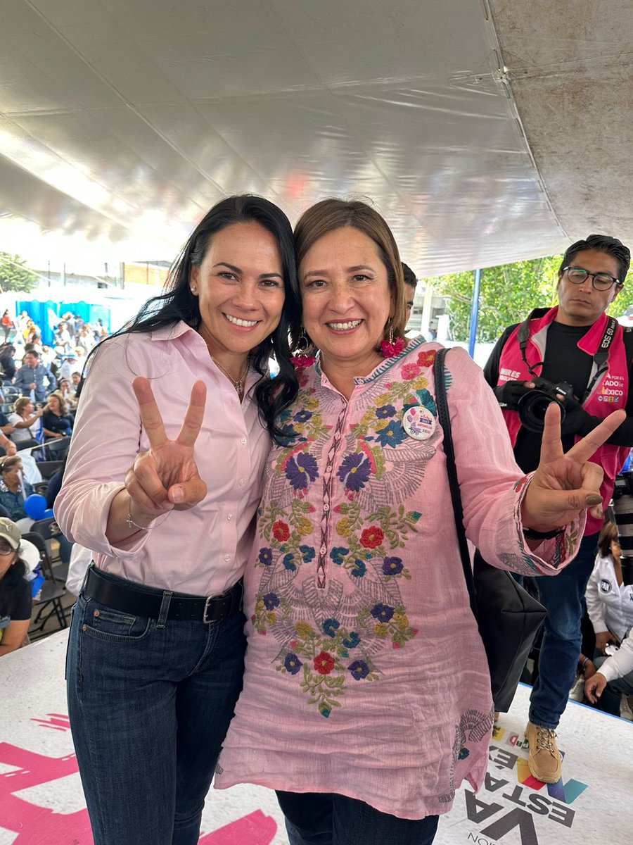XochitlGalvez's tweet photo. Me encantó acompañar a @AlejandraDMV hoy en #Huixquilucan.

¡Vamos a ganar el Estado de México! 💪🏼

#AleGobernadora
#VotAle https://t.co/vHP9loy8Am