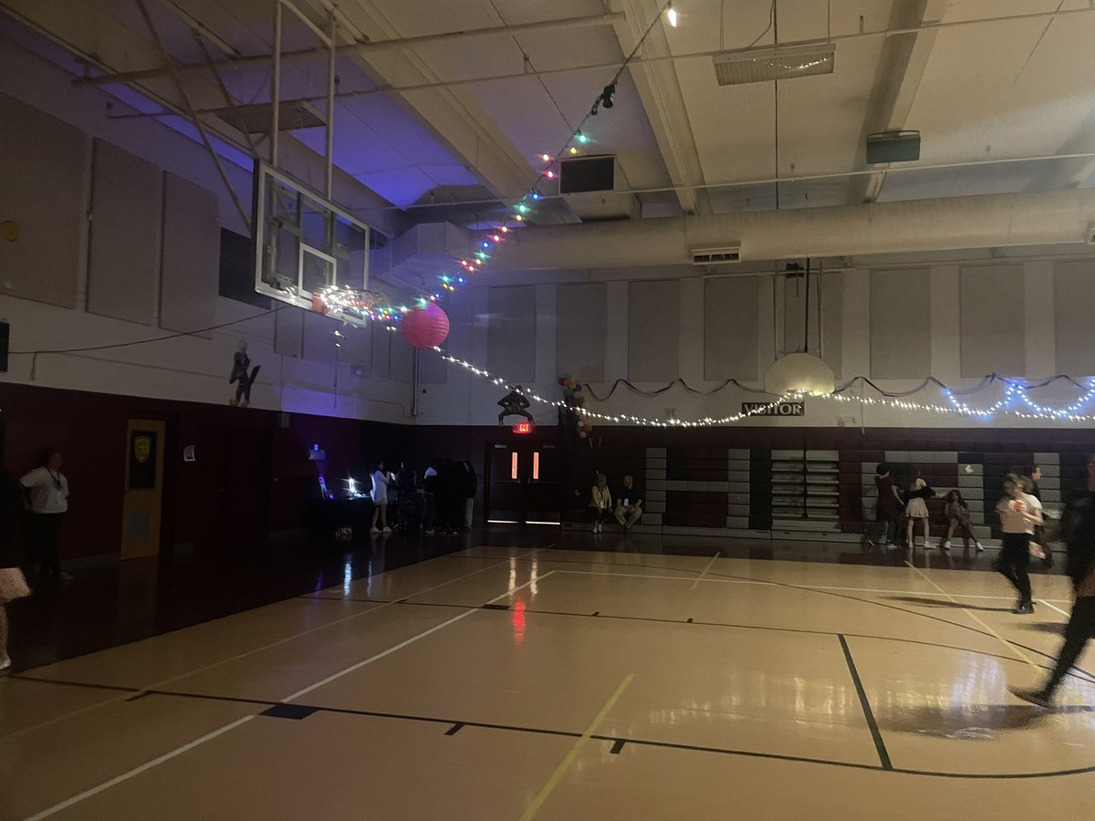 hmsrocks2021's tweet photo. Who says Middle Schoolers don’t dance??? Hoover students do! https://t.co/HOXULE1V4v