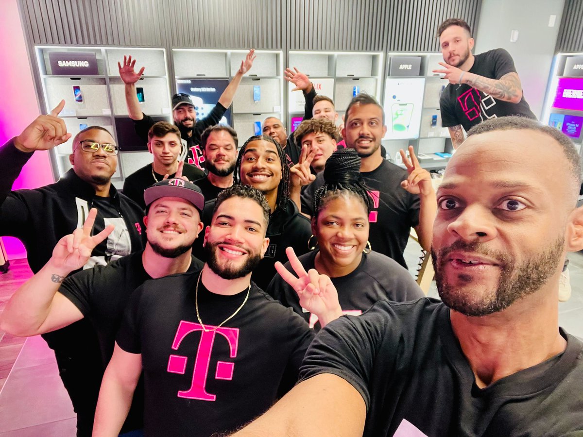 Who doesn’t love a great huddle? I know I do. Time well spent in becoming experts on great changes that create solutions for our customers! Palm Beach South is excited to offer our customers #PhoneFreedom #Uncarrier