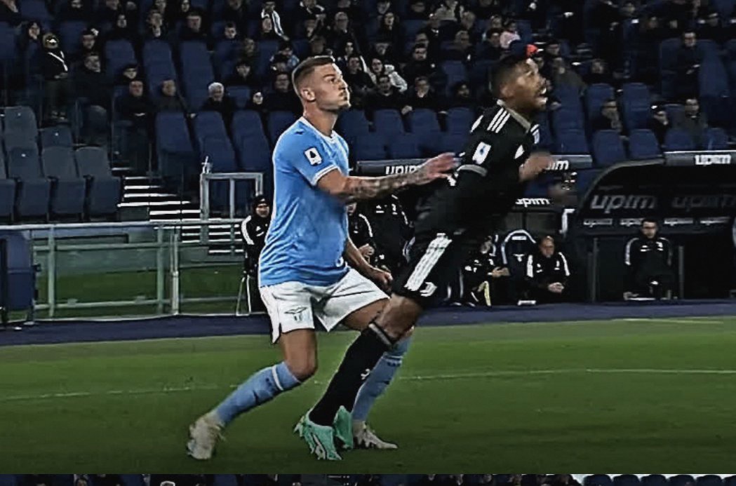 SandroSca_rpa's tweet photo. Nella stagione di Candreva e della Grazia tutto è possibile 🤹🎪🤡

#JuveNapoli https://t.co/S2wqW69ETi