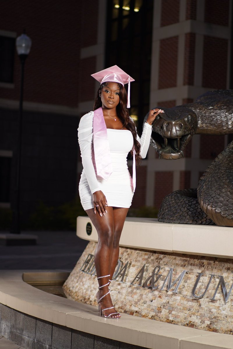 TeeDubbss's tweet photo. Tia The VS PINK Campus Representative Signing Out 💐✨ https://t.co/Z3eyN88j05