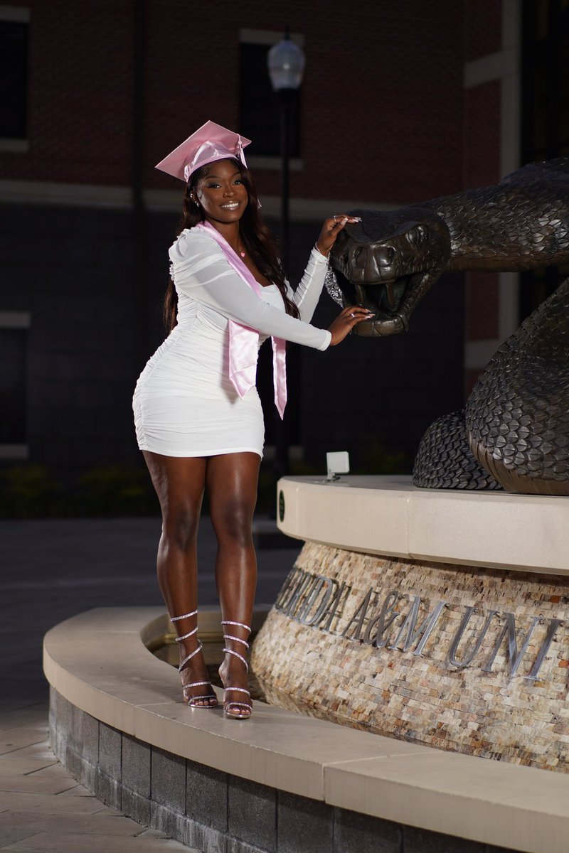 TeeDubbss's tweet photo. Tia The VS PINK Campus Representative Signing Out 💐✨ https://t.co/Z3eyN88j05