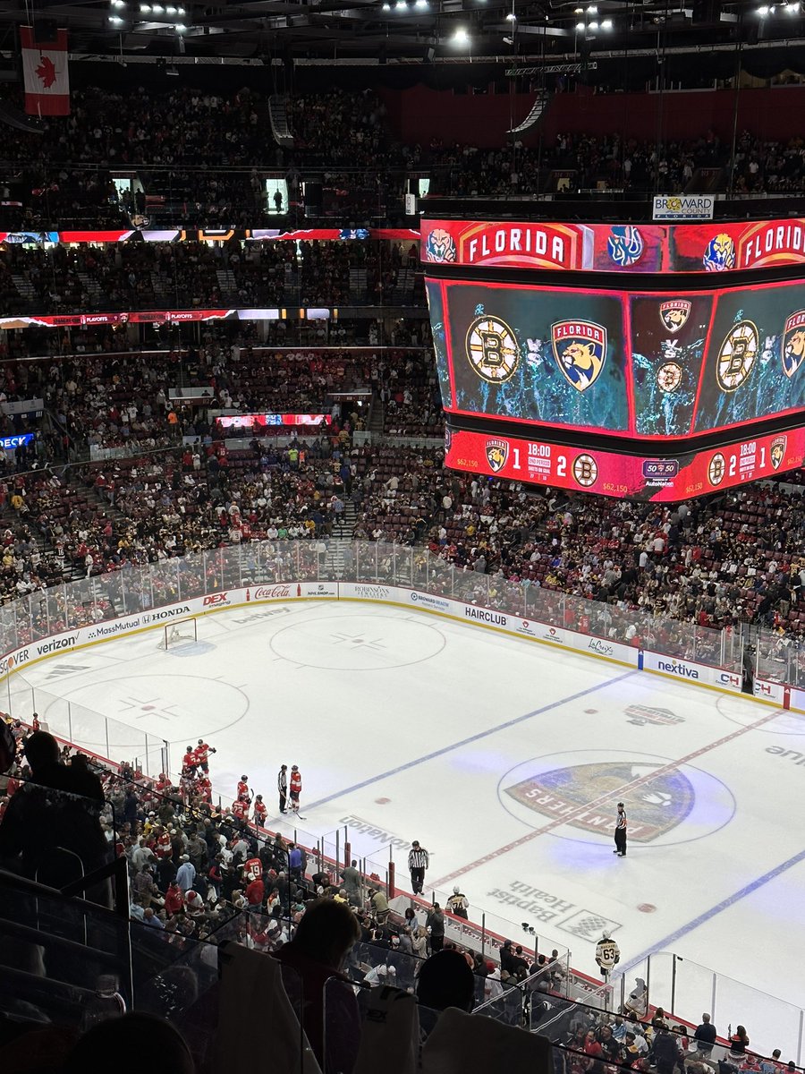 DanielHellman's tweet photo. Hamnade på hockey i USA. En period kvar! https://t.co/vTCgv6WljH