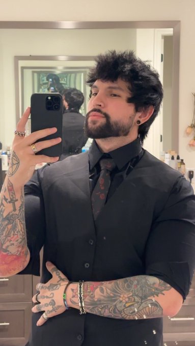 I dress up sometimes https://t.co/yXVjwX12zY