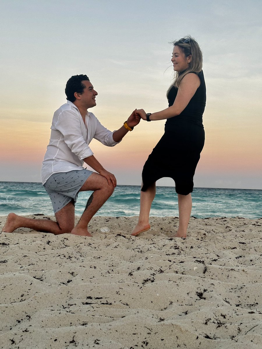 stephii_am's tweet photo. Me quiero tatuar esta foto para siempre 💍💘 https://t.co/XloycngwIy