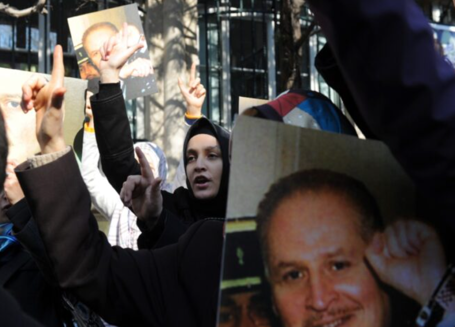 Carlos'u asla yalnız bırakmaycağız...
#Venceremos 

<a href="/NicolasMaduro/">Nicolás Maduro</a>  <a href="/dcabellor/">Diosdado Cabello R</a>  <a href="/delcyrodriguezv/">Delcy Rodríguez</a> 
<a href="/yvangil/">Yvan Gil</a> <a href="/FreddyBernal/">Freddy Bernal</a> <a href="/OmarPSUV_/">Omar J. Farías B.</a>  <a href="/taniapsuv/">Tania Valentina Díaz</a>