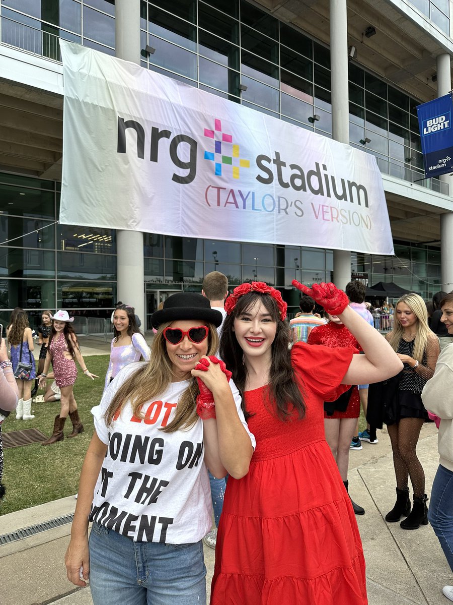 danielleturk67's tweet photo. Debut, Rep, and Red are ready for Houston night 3!!! 💚🖤♥️ 
.
#HoustonTSTheErasTour #TSTheErasTour #TheErasTourTS @taylornation13 https://t.co/wIhj2TPeFf