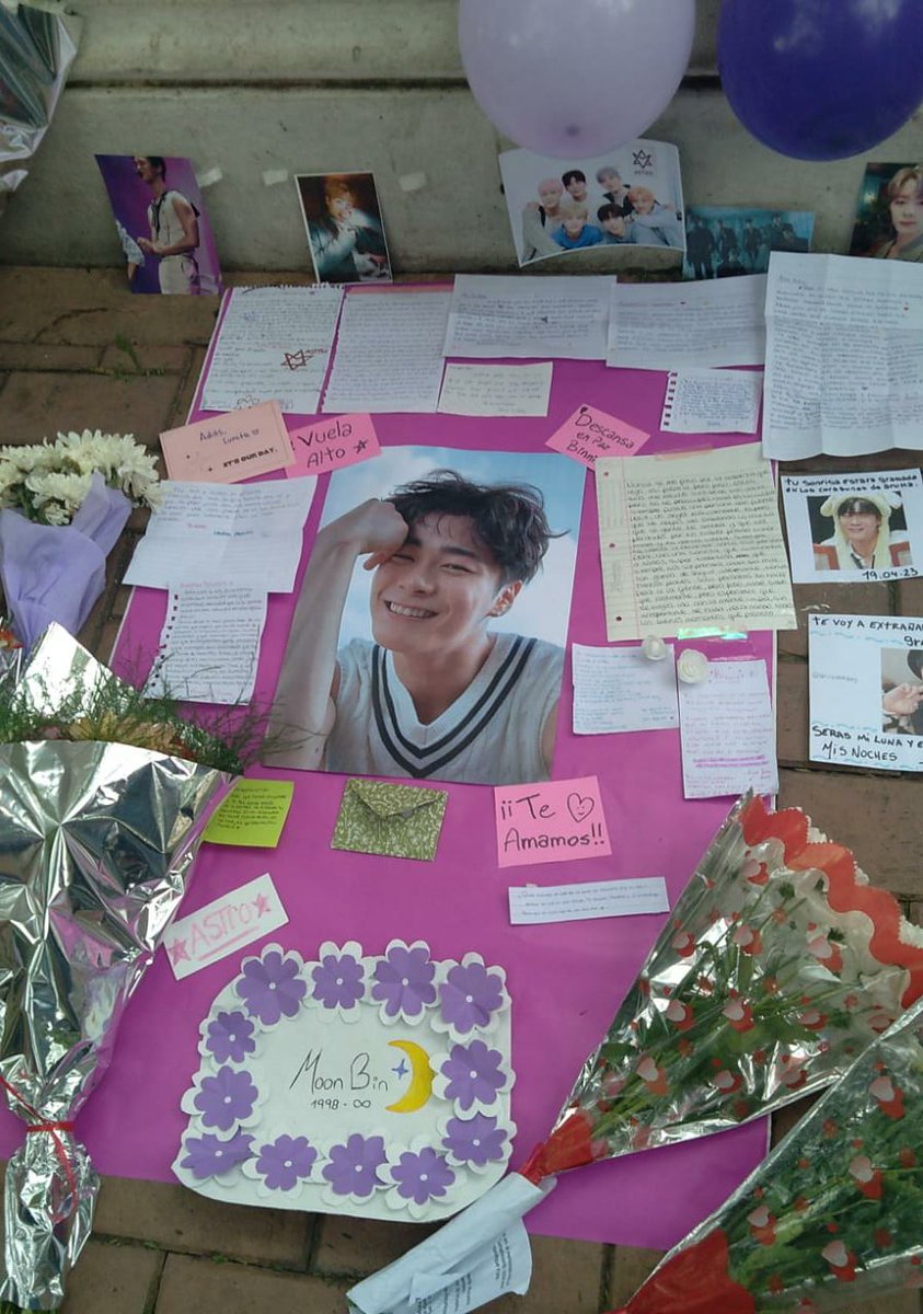 JiniChannel's tweet photo. 💔JiniChingus, en los últimos días se realizaron tributos  en todo el mundo en memoria de Moonbin. Estas fotos son de Buenos Aires de Argentina.  Abro este tweet para que ustedes puedan compartir en hilos fotos de otras partes, si gustan. Un gran abrazo🥺 https://t.co/xJFIbnepu8