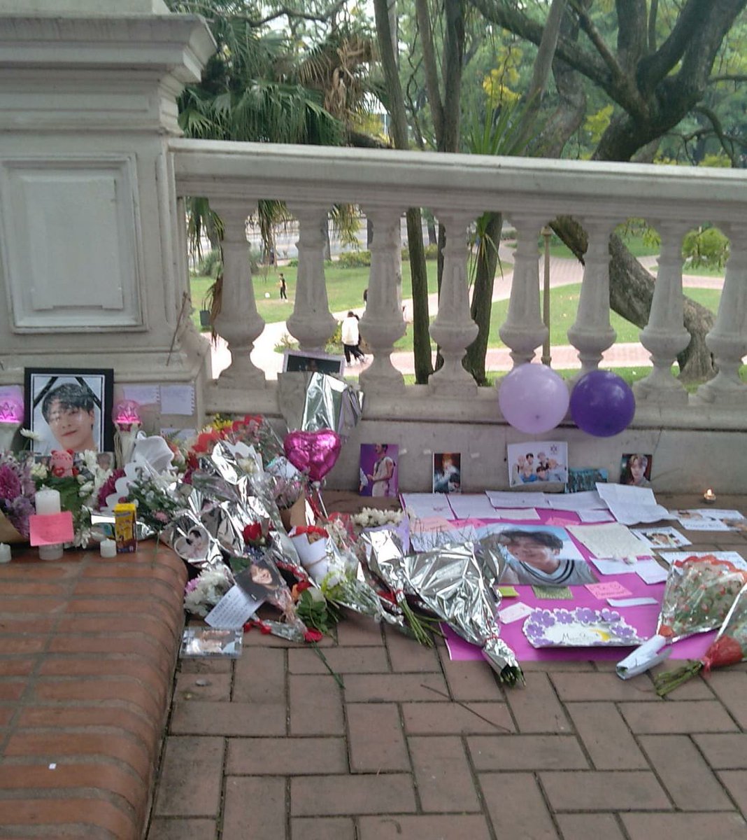 JiniChannel's tweet photo. 💔JiniChingus, en los últimos días se realizaron tributos  en todo el mundo en memoria de Moonbin. Estas fotos son de Buenos Aires de Argentina.  Abro este tweet para que ustedes puedan compartir en hilos fotos de otras partes, si gustan. Un gran abrazo🥺 https://t.co/xJFIbnepu8