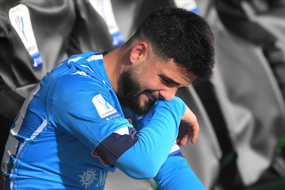 Ricordiamo tutto, facciamoci questo favore, non viviamo di bacheca, siamo il Napoli, siamo Napoli, viviamo con l'etichetta di perdenti da una vita, abbiamo imparato prima a soffrire che a camminare 

Chi ha amato e chi ha sognato non dimentica, non lo farà mai 💙