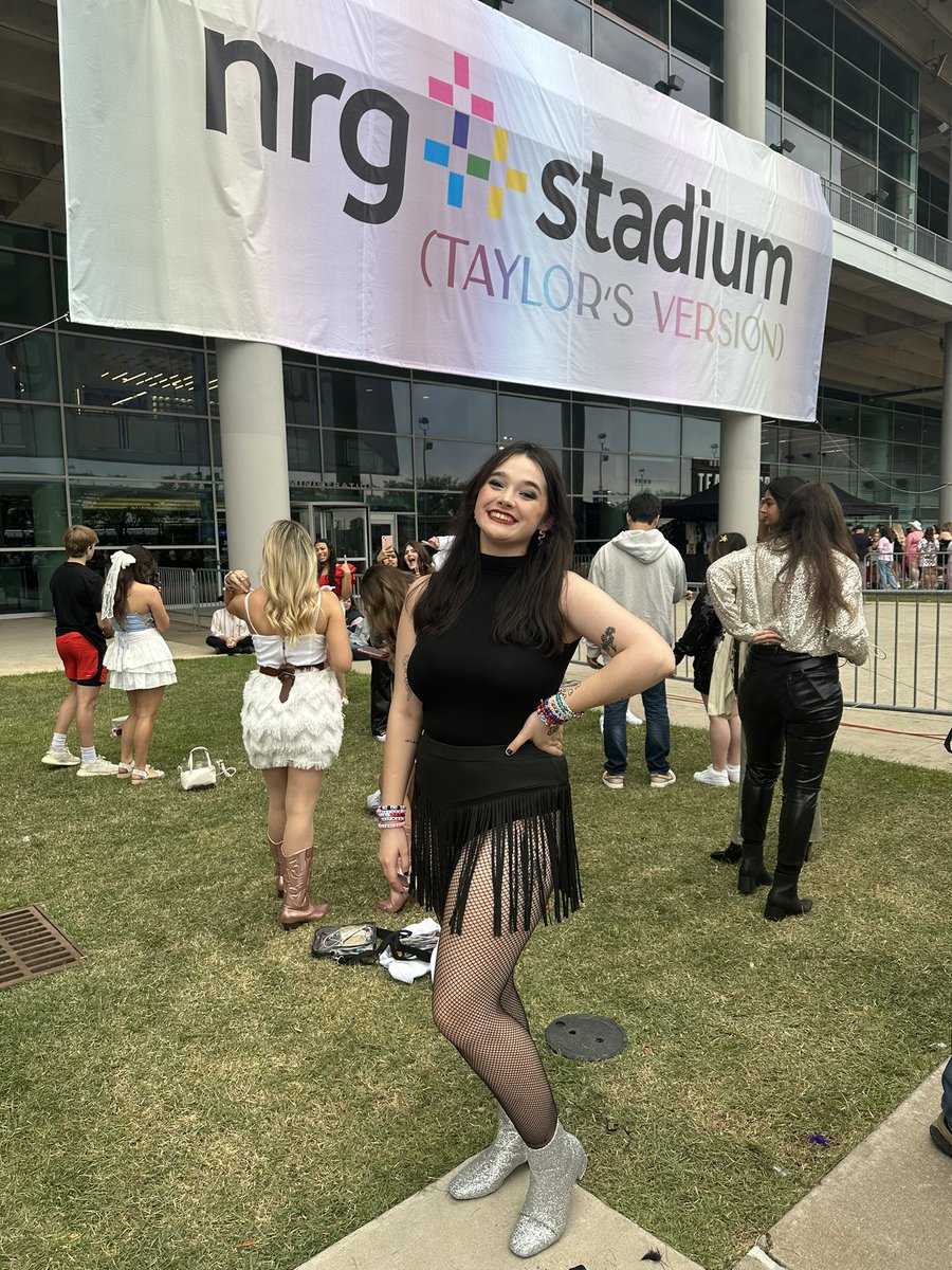 cheymcall's tweet photo. oh Lord save me, my drug is @taylorswift13 

#HoustonTheErasTour #HoustonTSErasTour #Eras https://t.co/do1OPdsw8M