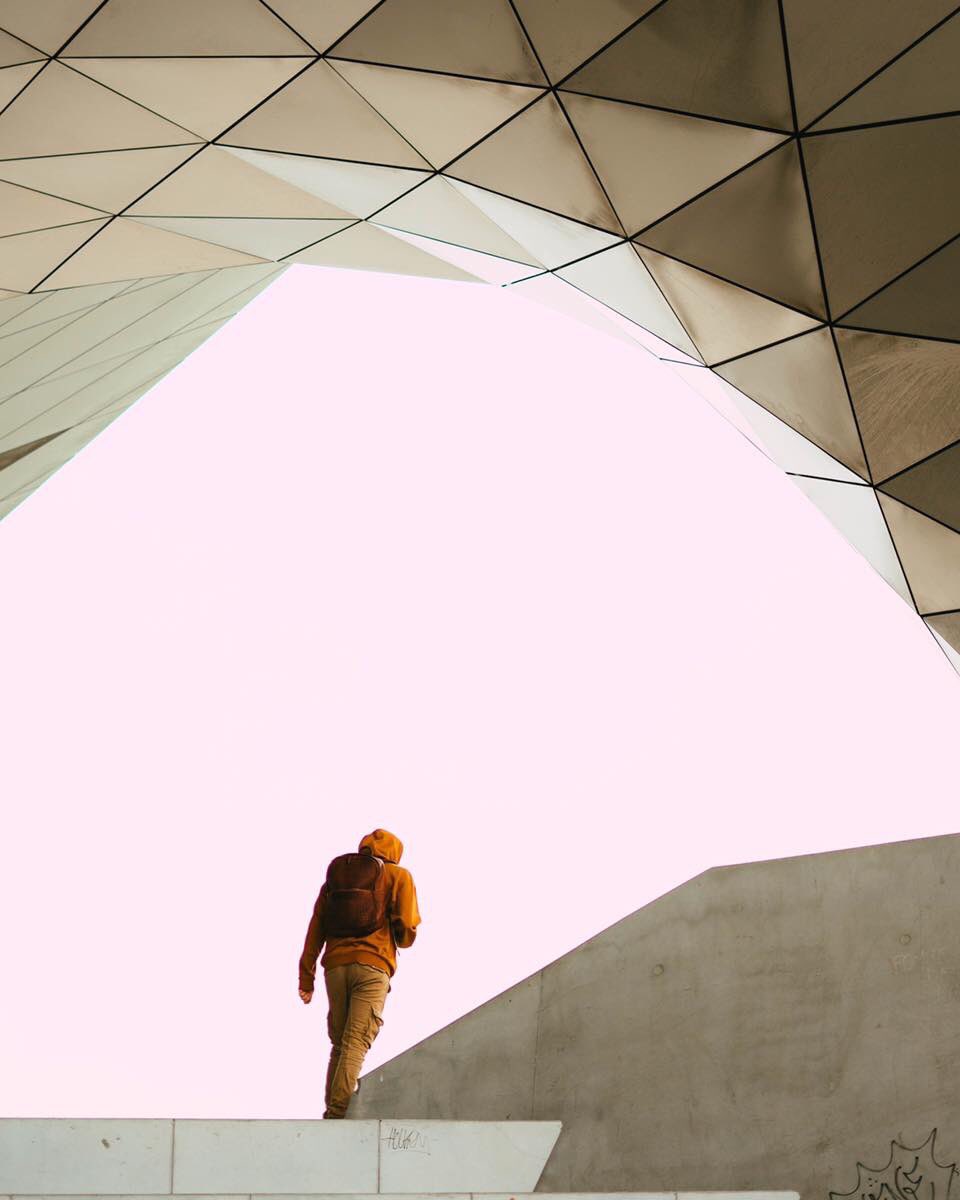 "حافظوا على الشرفاء ، ولو كانوا خصومكم ، ولاتفرحوا بالسفهاء ولو وقفوا معكم 

فالشريف لن تجده في مواقف الكرامة إلا شهماً ، يأبىٰ أن يدنس مقامه بفعل قبيح أو قول مشين ، والسفيه لا تفرح به ، ولا تركن عليه ، فهو اليوم معك ، وغداً عليك“.

• Photo By : Hugo Coulbouée