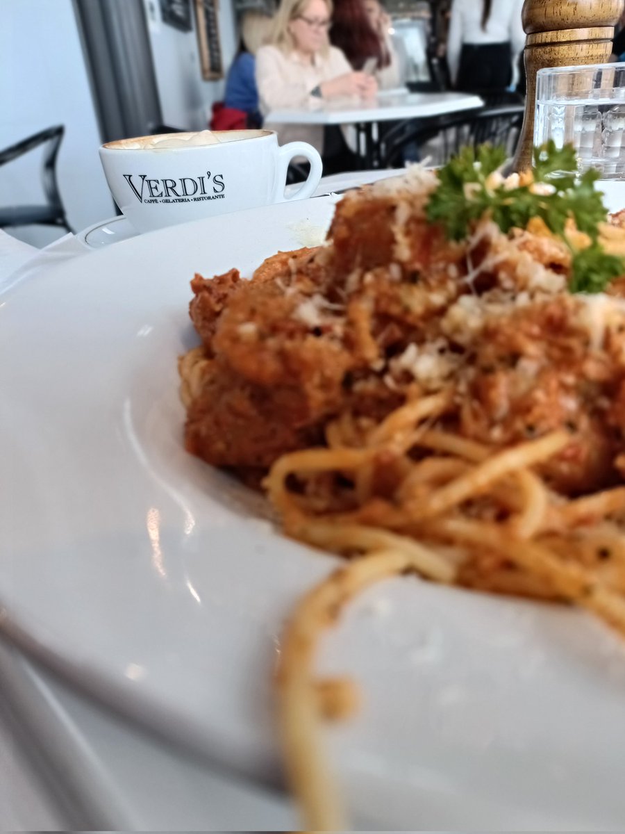 Y diwrnod gore yn gorffen gyda un o fy hoff bobol a bwyd amazin yn <a href="/verdi/">Fabio</a>'s #mumbles 
Beautiful meal, coffee and ice-cream <a href="/Verdi/">Fabio</a> with one of my fave 89 year olds to top off a fab day (even the sun came out!)  #italian #teuluabertawe   #mwmbwls