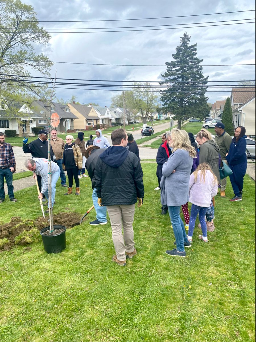 theOhioInnProj's tweet image. Great turnout today in #MapleHeights, Ohio, for a volunteer day at #Exoneree Home that included the planting of a tree to honor the memory of OIP client Isaiah Andrews, who we lost a year ago this month. Thanks to so many for turning out and helping out!