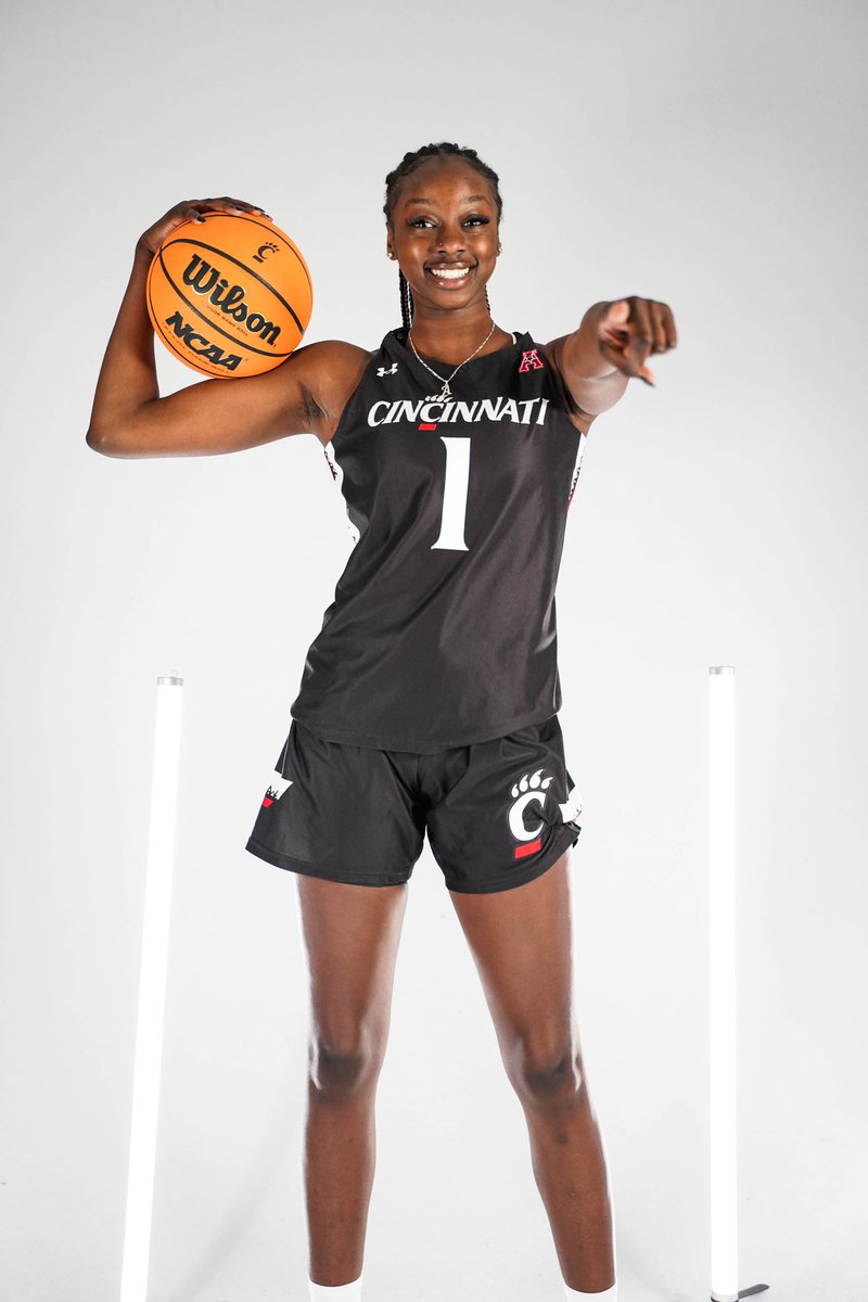 aichadia_'s tweet photo. #committed ❤️🖤 @GoBearcatsWBB https://t.co/iLQ7N9Ko8f
